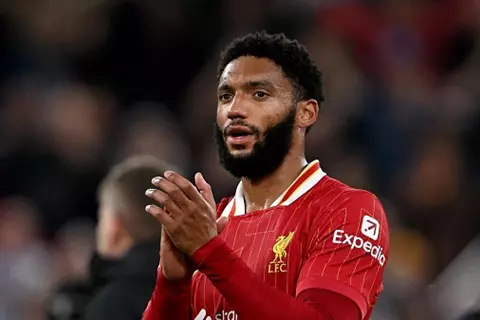 تقارير: ميلان يدرس ضم مدافع ليفربول في يناير 